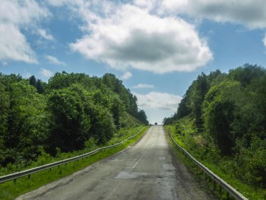 bulutlar ile mavi gökyüzüne karşı yol