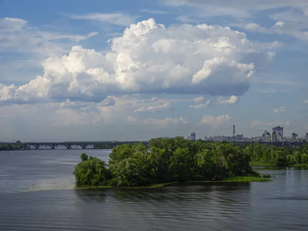 Uitzicht op de rivier de Dnjepr vanaf de South Bridge — Stockfoto