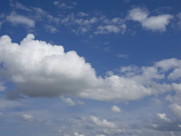 Nuages dans le ciel bleu — Photo