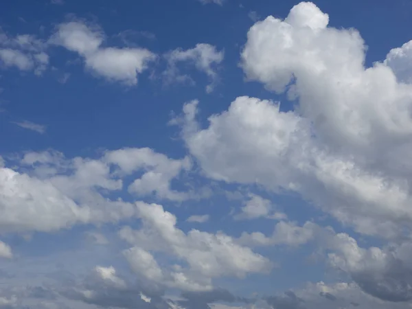 Nuages dans le ciel bleu — Photo