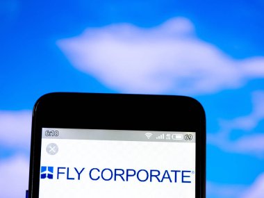 Bu fotoğraf illüstrasyonda Fly Corporate logosu displa görülür