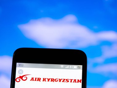 Bu fotoğraf illüstrasyonda Air Kırgızistan logosu disp görülür