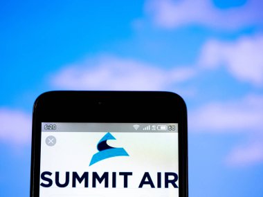 Bu fotoğraf illüstrasyonda Summit Air logosu nun görüntülendiği görülüyor