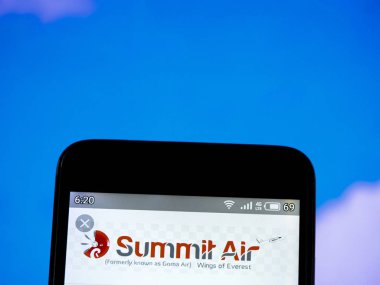 Bu fotoğraf illüstrasyonda Summit Air logosu nun görüntülendiği görülüyor