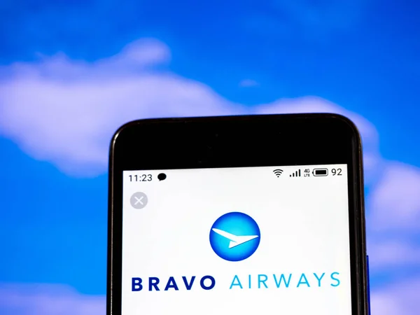 在这张照片插图中，Bravo Airways 徽标被视为解说 — 图库照片
