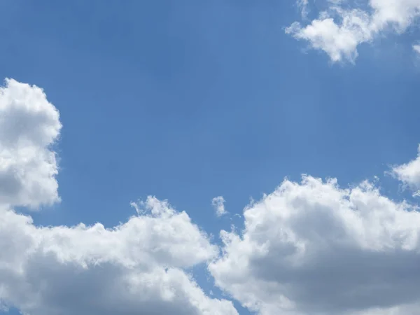 Ciel bleu avec nuages — Photo