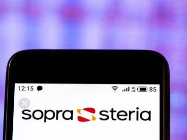 Bu fotoğraf illüstrasyonda Sopra Steria logosu ekran görülmektedir