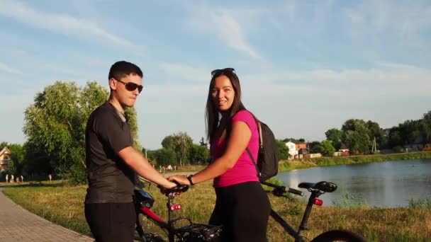 Par Ciclistas Joven Caucásico Mujer Hombre Besos — Vídeos de Stock