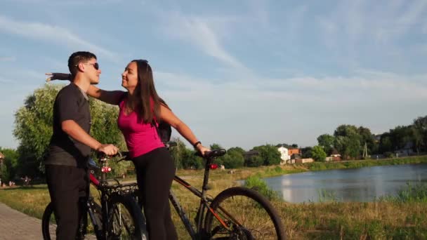 Par Cyklister Unga Kaukasiska Kvinna Och Man Kyssar — Stockvideo