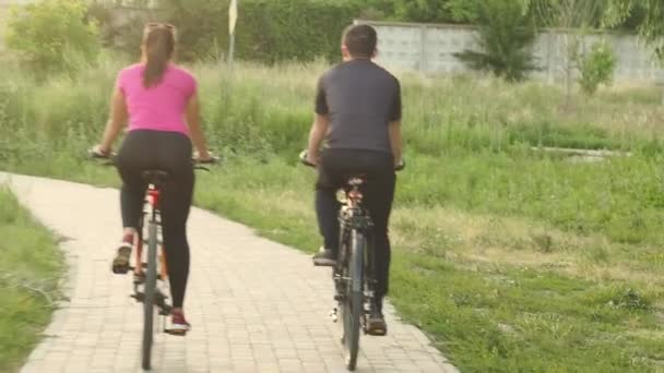 Dois Ciclistas Jovem Mulher Branca Homem Andar Bicicleta Câmera — Vídeo de Stock