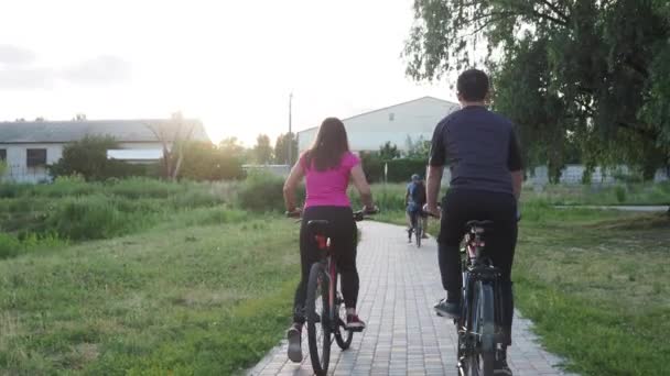 Radfahrerpaar Junge Kaukasische Frau Und Mann Auf Fahrrädern Vor Laufender — Stockvideo