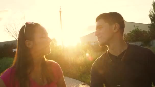 Joven Caucásica Mujer Hombre Besos Contra Sol — Vídeos de Stock