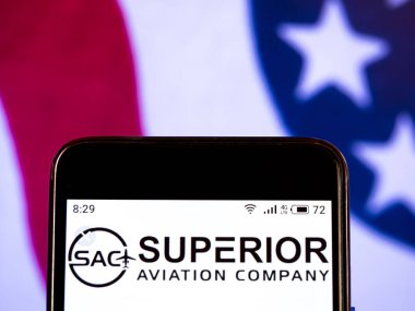 Bu fotoğraf illüstrasyon üstün havacılık logosu di görülür