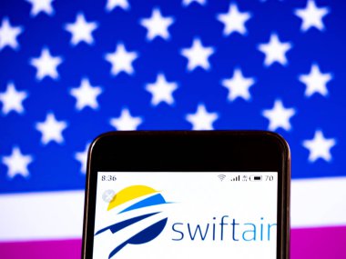 Bu fotoğraf illüstrasyon Swift Air, Llc logosu displ görülür
