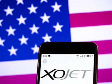 Bu fotoğraf illüstrasyonunda Xojet logosu