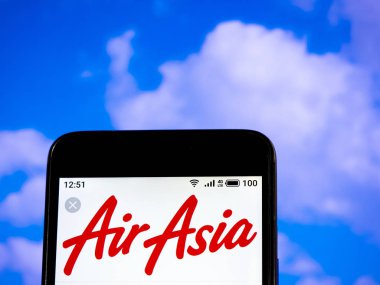  Bu fotoğraf illüstrasyonda Airasia logosu o görüntülenen görülmektedir