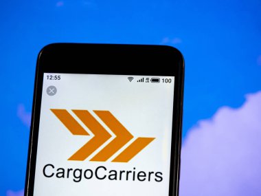  Bu fotoğraf illüstrasyonda Kargo Taşıyıcıları Ltd logosu görülür