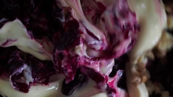 Veganistisch Eten Koken Salade Van Bieten Walnoten Met Knoflook Mayonaise — Stockvideo