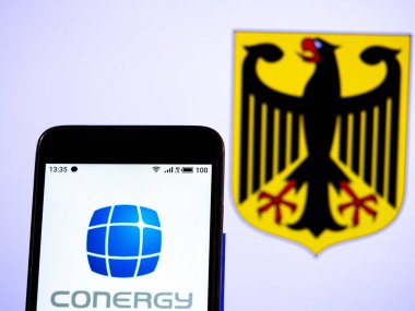 Bu fotoğraf illüstrasyonda Conergy Ag logosu