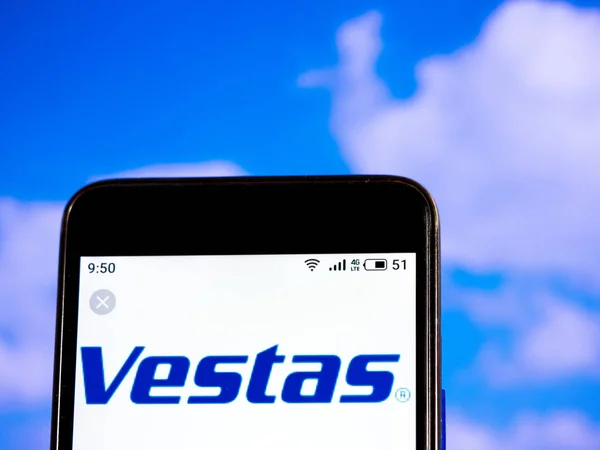 In deze foto afbeelding wordt het logo van Vestas Wind Systems gezien — Stockfoto