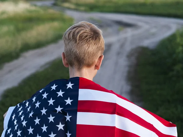 Niño Caucásico Con Una Bandera Estados Unidos Arrojada Sobre Espalda — Foto de Stock