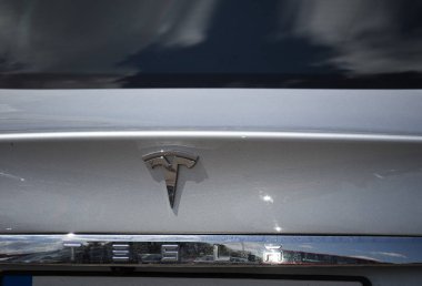 Amblemli Tesla