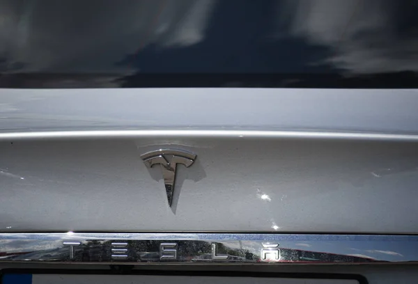 Tesla com o emblema — Fotografia de Stock