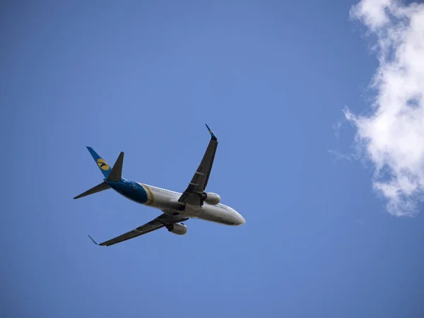 Ukraine International Airlines Boeing 737-800 contro il cielo blu w — Foto Stock