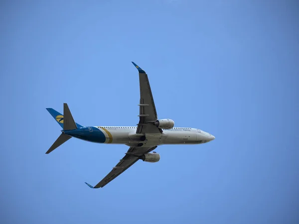 Ukraine International Airlines Boeing 737-800 contro il cielo blu w — Foto Stock