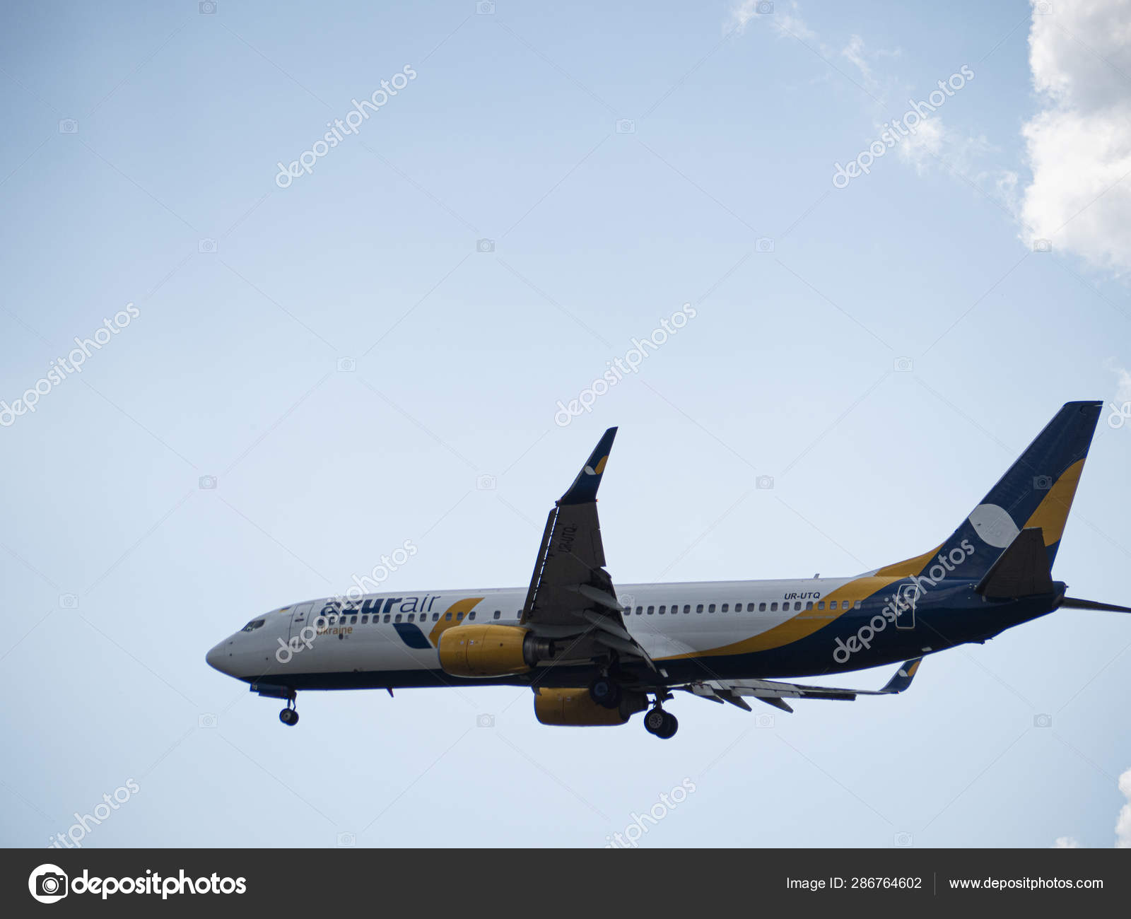 波音737-83n（Wl）注册您的Utq机身在蓝色—— 库存社论照片© igorgolovniov #286764602