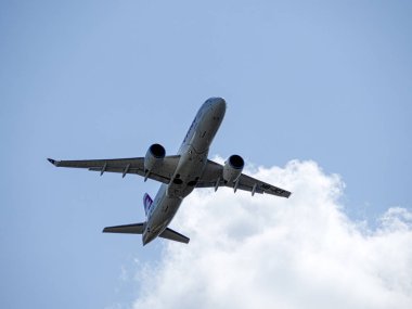 HB-Jct Swiss Airbus A220-300 mavi gökyüzünde hava çerçevesi.