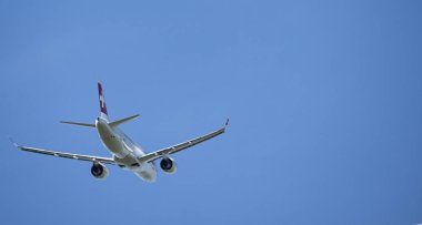 HB-Jct Swiss Airbus A220-300 mavi gökyüzünde hava çerçevesi.