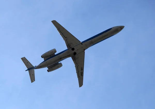 Embraer ERJ-145EU ile kayıt Your-DNF hava çerçevesi mavi — Stok fotoğraf