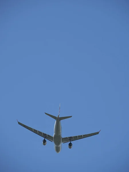 Tc-Jnc 土耳其航空公司空客 A330-203 机身在蓝色 sk — 图库照片