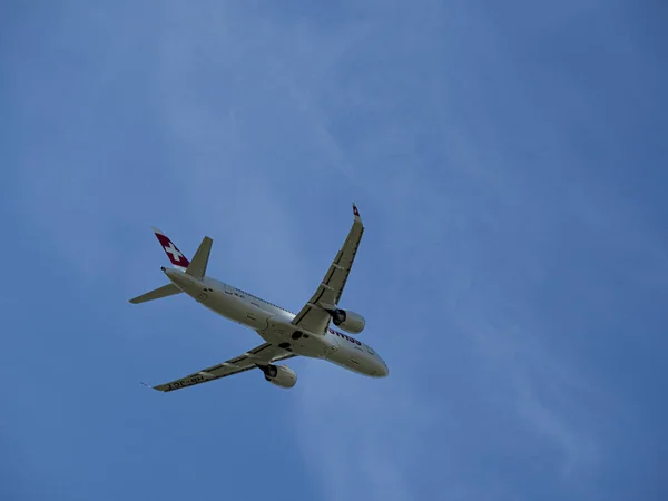 Hb-Jct 瑞士空客 A220-300 机身在蓝天. — 图库照片