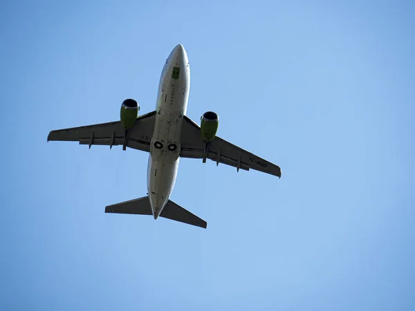 İl-BBD hava Baltık Boeing 737-53s mavi gökyüzünde hava çerçevesi. — Stok fotoğraf