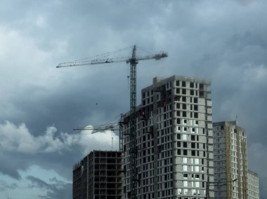İnşaat aşamasındaki yüksek katlı bina ve vinç 