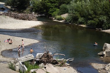 Yıkılan köprünün yakınındaki sığ lıklarda yüzen çocuklar