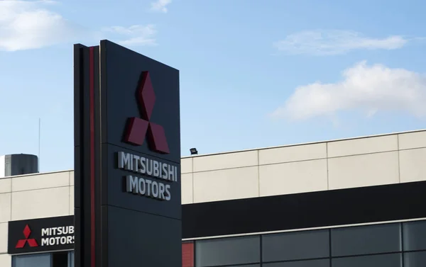 Mitsubishi-Schild auf Autohaus-Hintergrund — Stockfoto