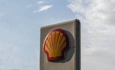 Logo Shell mavi gökyüzüne karşı