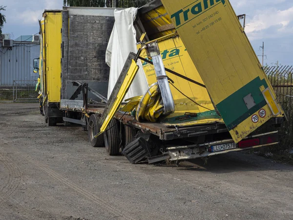 Camion remorque blessé dans un accident — Photo