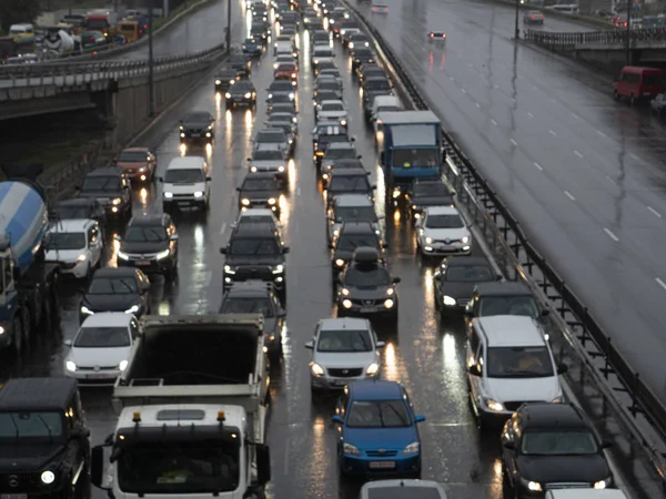 Voitures debout dans les embouteillages sous la pluie — Photo