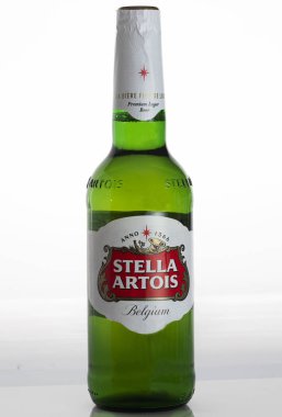 Stella Artois bira 0,5 l şişe beyaz arka plan üzerinde izole