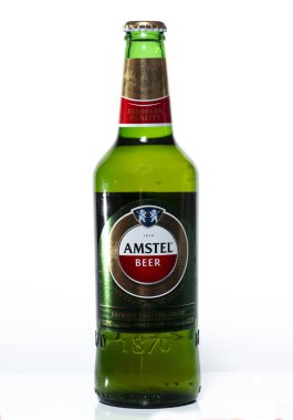 Amstel bira 0,5 l şişe beyaz arka plan üzerinde izole