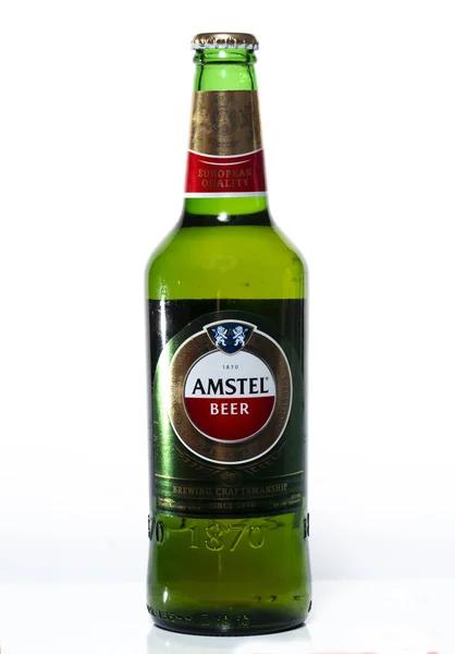 Amstel μπύρα 0,5 l φιάλη απομονωθεί σε λευκό φόντο — Φωτογραφία Αρχείου