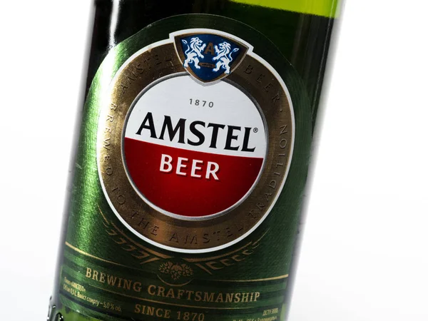 Frasco de cerveja Amstel 0,5 l isolado sobre fundo branco — Fotografia de Stock