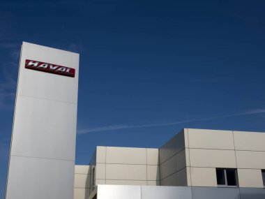 Haval mağazasının girişinde tabela