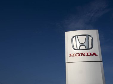 Bir Honda mağazasının girişinde tabela