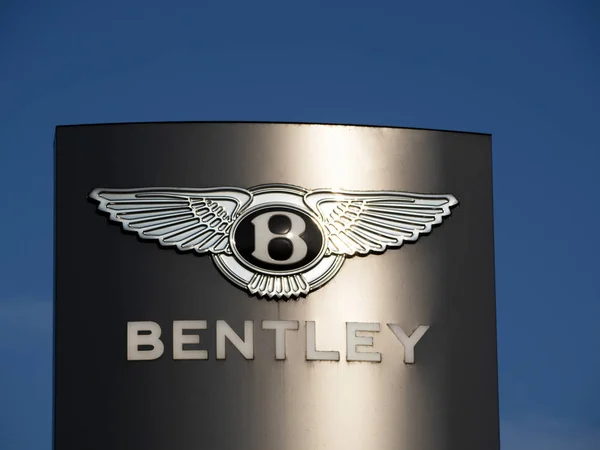 Firme en la entrada de una tienda Bentley — Foto de Stock