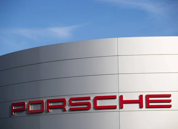 Schild am Eingang eines Porschegeschäfts — Stockfoto